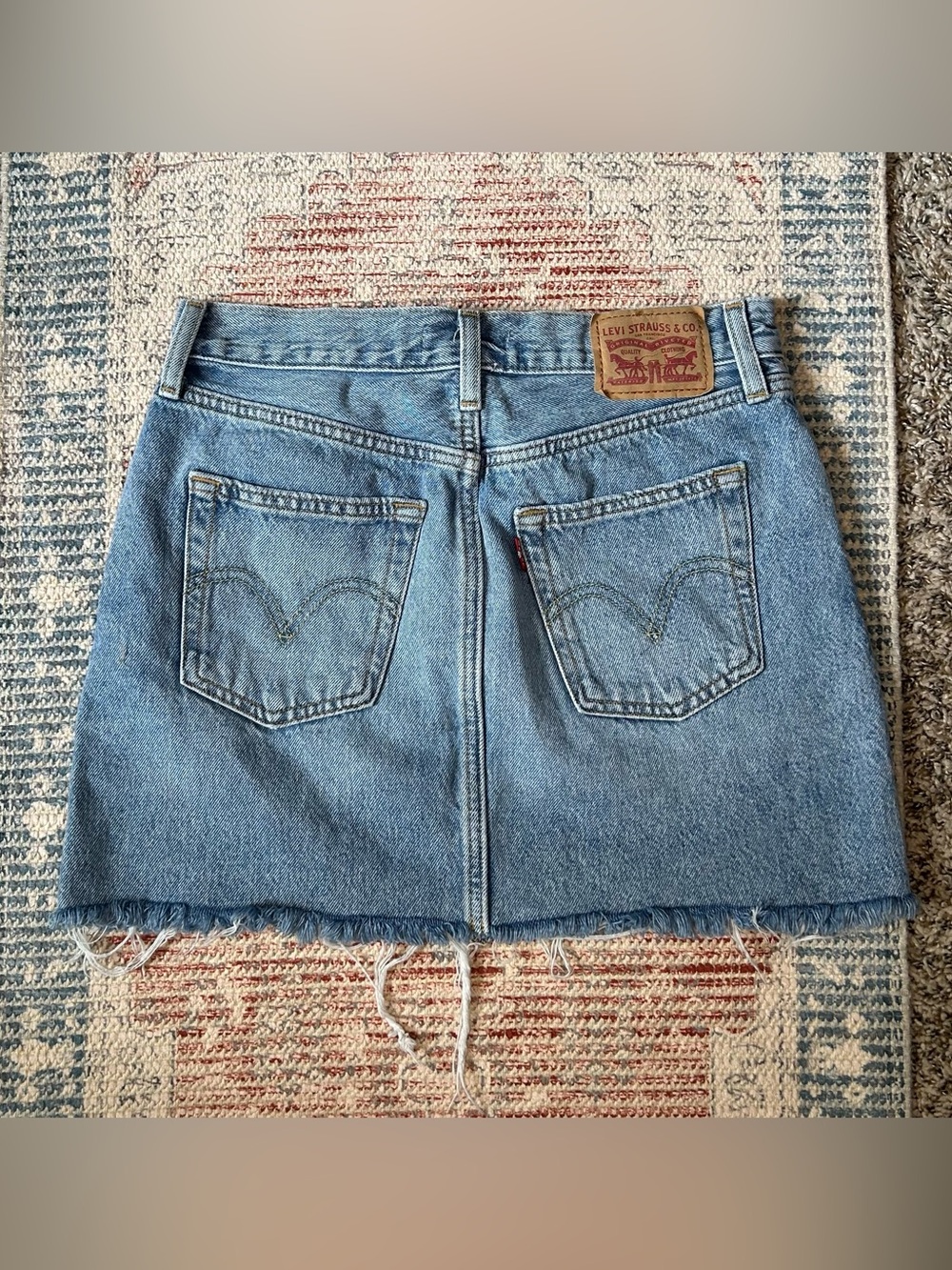 🏜️LEVI’S Icon Denim Mini Skirt Light Wash Raw Hem High Rise - Size 25 - Picture 3 of 7